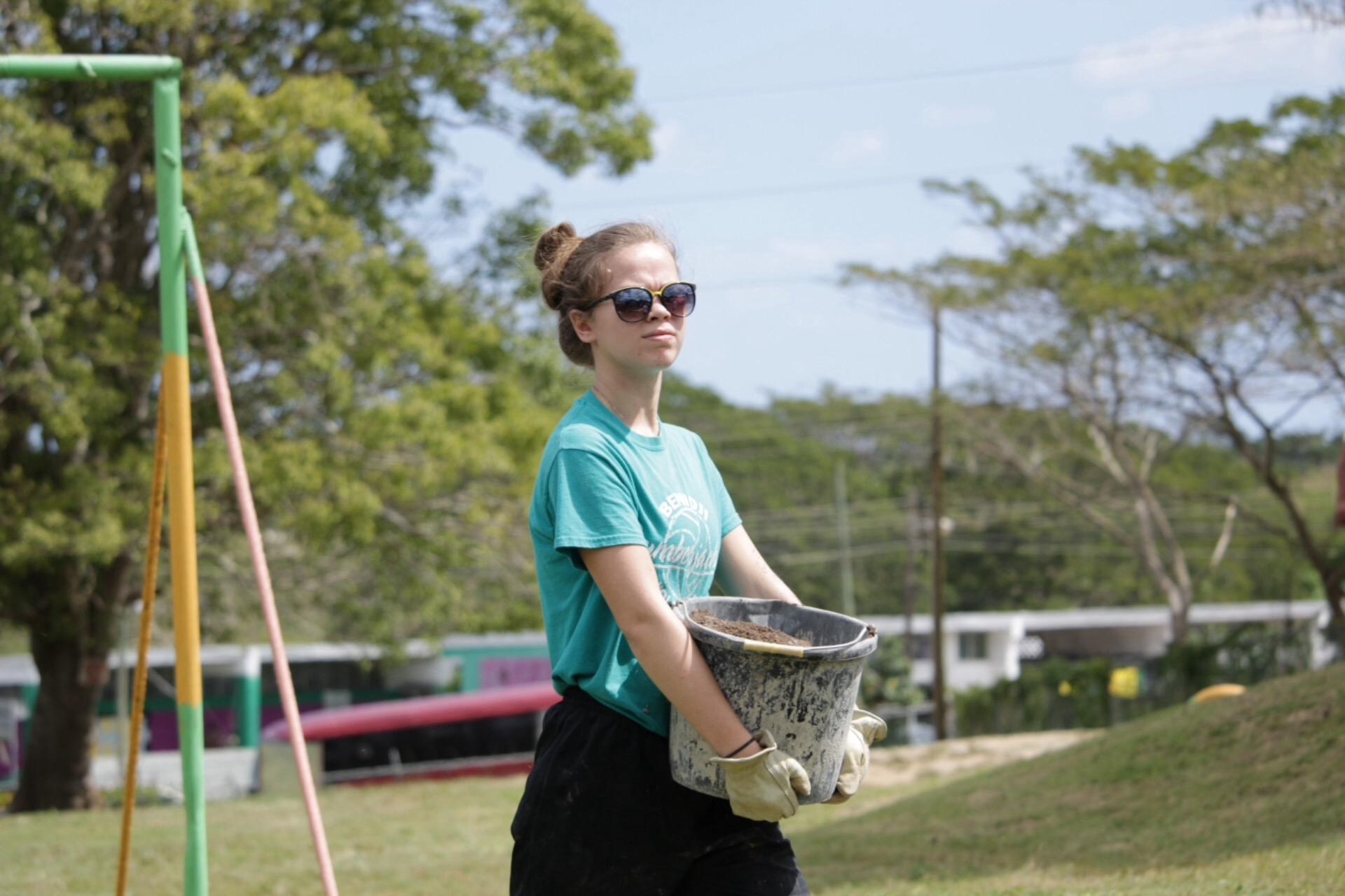 How to carry a bucket like a Diva? 