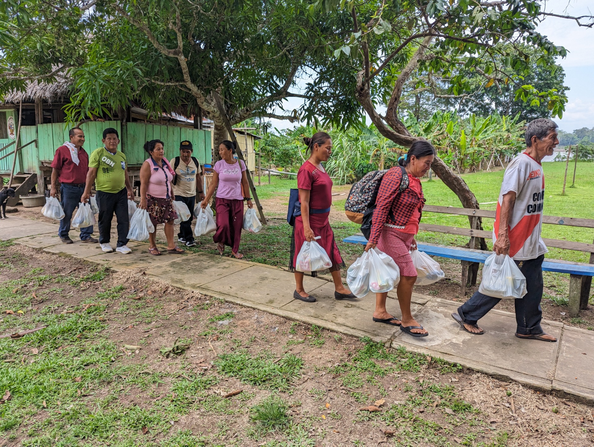 Entregando bolsa de alimentos - Giving out Food Bags