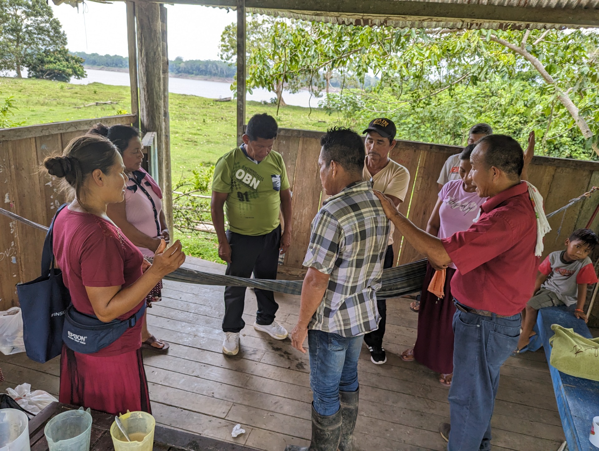 Orando por cada familia - Praying over each Family