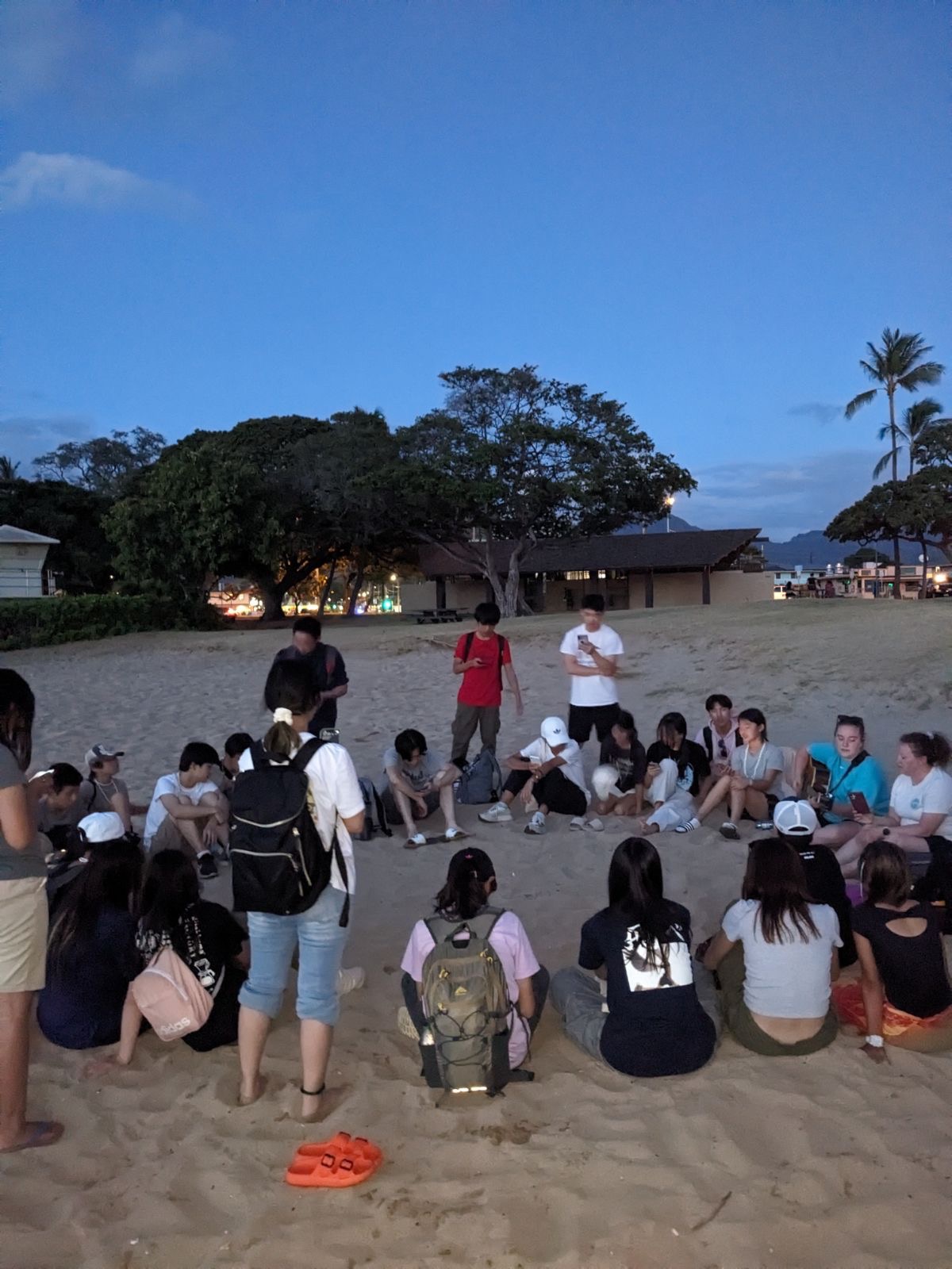 Debreif Pōkaʻī Bay Beach