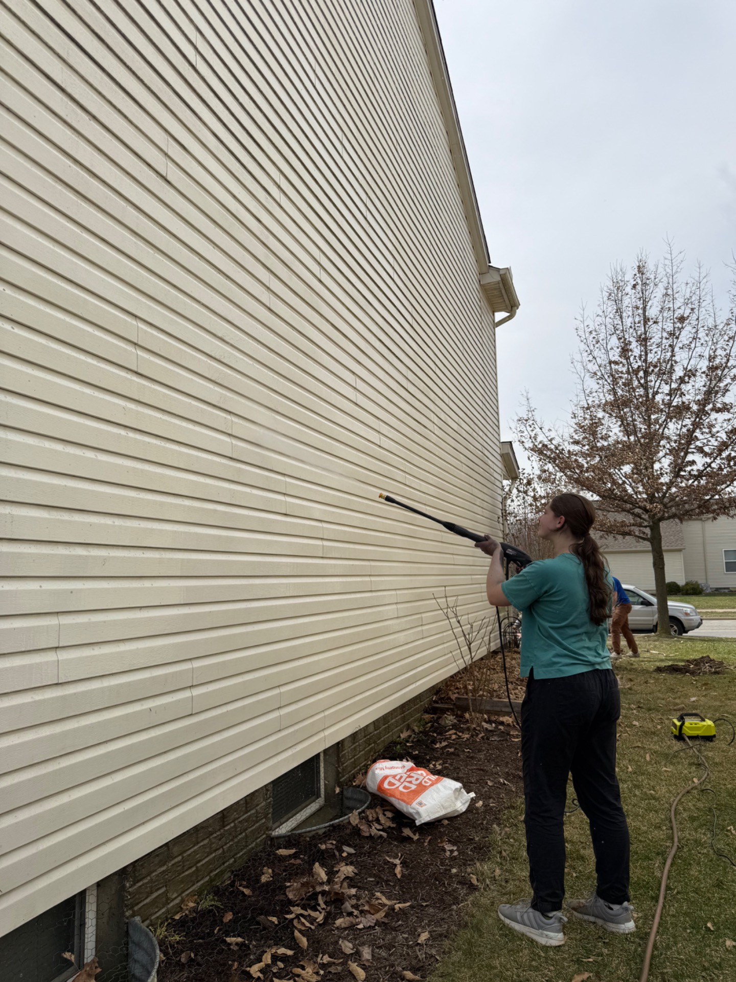 Spraying paint and spraying water